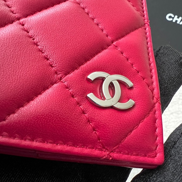 ❌❌Auth Chanel Classic Red Quilted Lambskin CC Logo Passport Holder - Picture 7 of 14